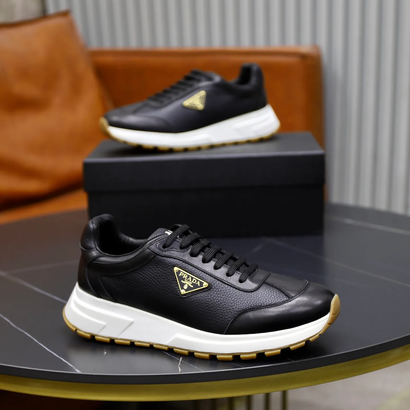 Factory price: 760💰Top original order Brand: PRADA (Prada) Standard code: Men's size 38/44 (45 can be customized) Grade: Same as the official website Material: Original cowhide stitching imported cowhide lining Original combination two-color wear-resistant soft outsole Style category: Leisure and sports version Young fashion European and American trend British style Color: Real picture color